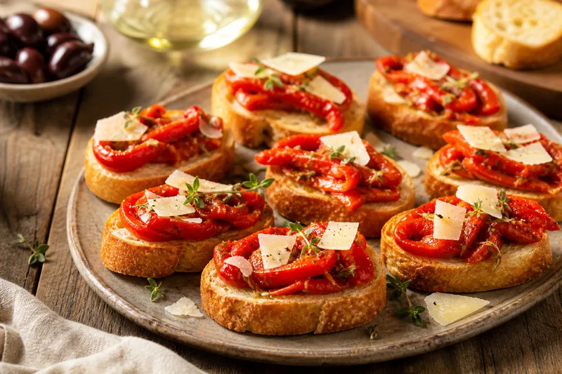 Toasts aux poivrons marinés et parmesan