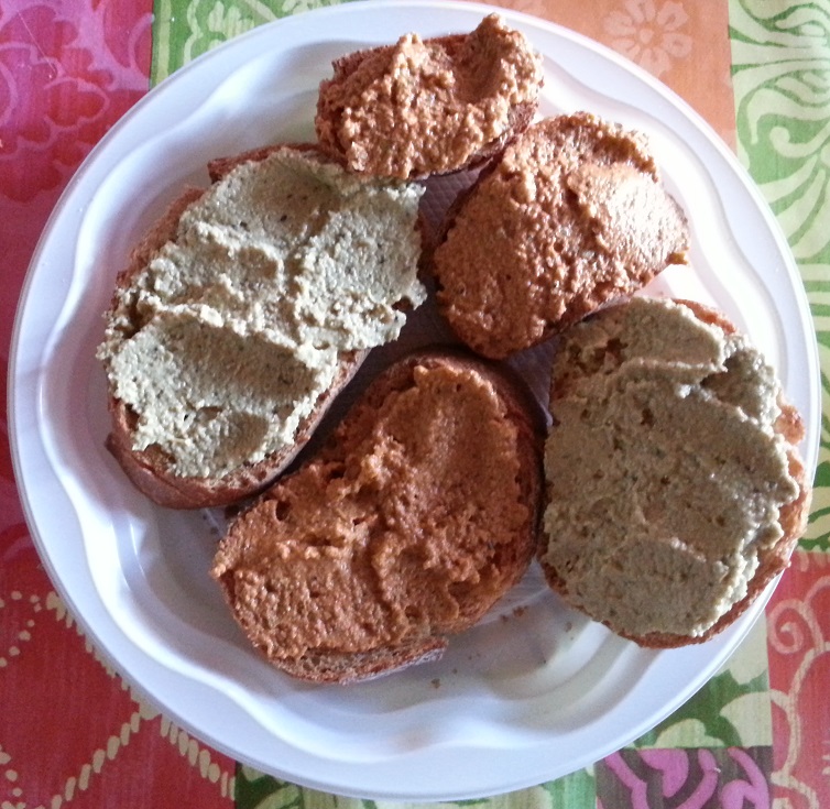 assiette de toasts tapenade